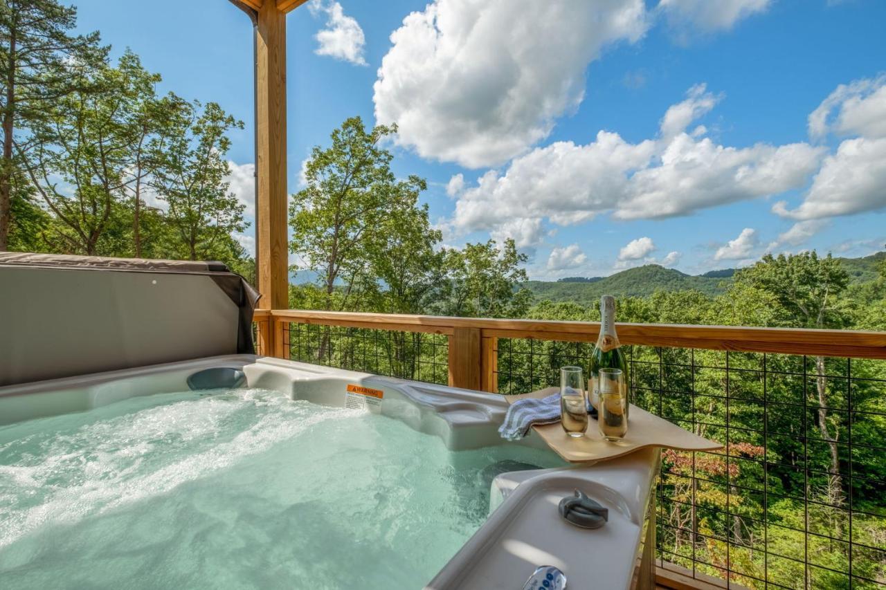 New / 3 King Suites / Sleeps12 / View / 5 Mi To Pf / Hot Tub Sevierville Eksteriør billede